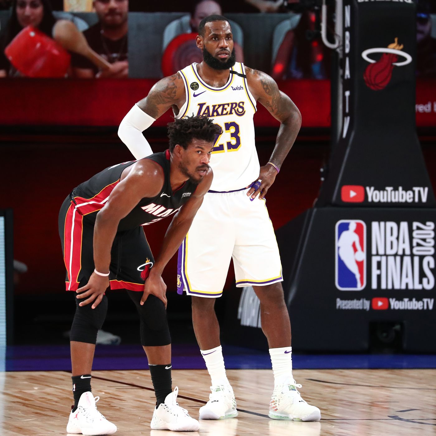 关于尤文图斯教练压力巨大！，詹姆斯遭遇十持续失利引发球迷热议的信息