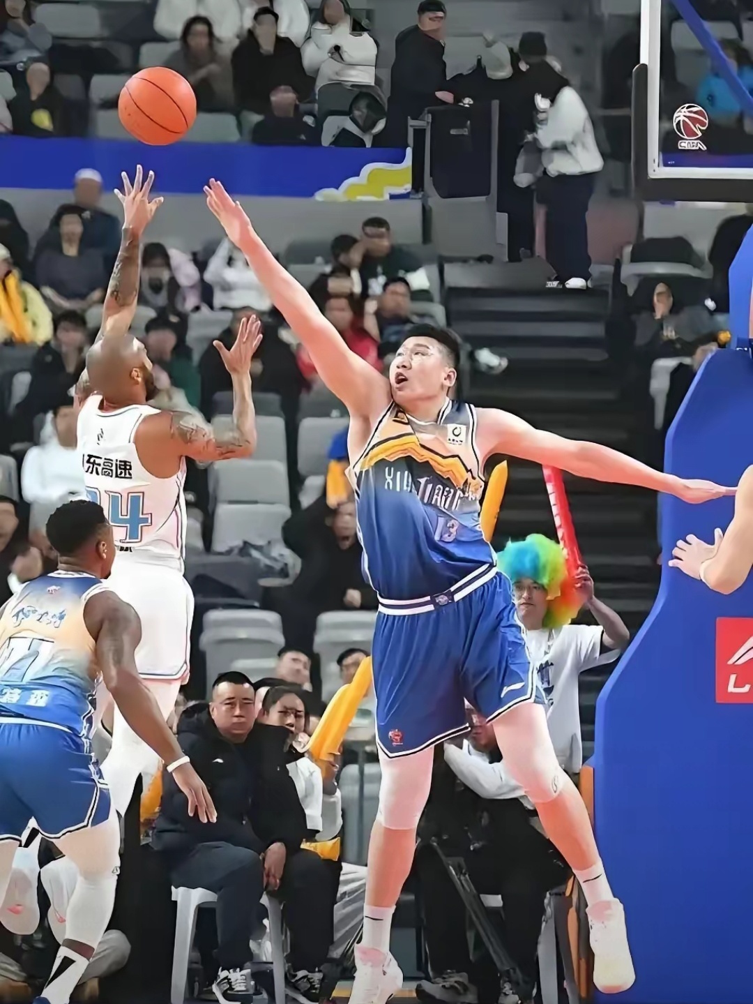 山东男篮训练开放日,清晨遗憾出局引欢呼,中超在即,身体对抗强度拉满的简单介绍 山东男篮训练开放日,清晨遗憾出局引欢呼,中超在即,身体对抗强度拉满的简单介绍